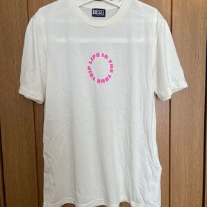 【DIESEL】Mサイズ(バスト幅51cm)【クリーム色 ピンク文字 ピンクヤシの木バックプリント 半袖 Tシャツ+バッチ付 】