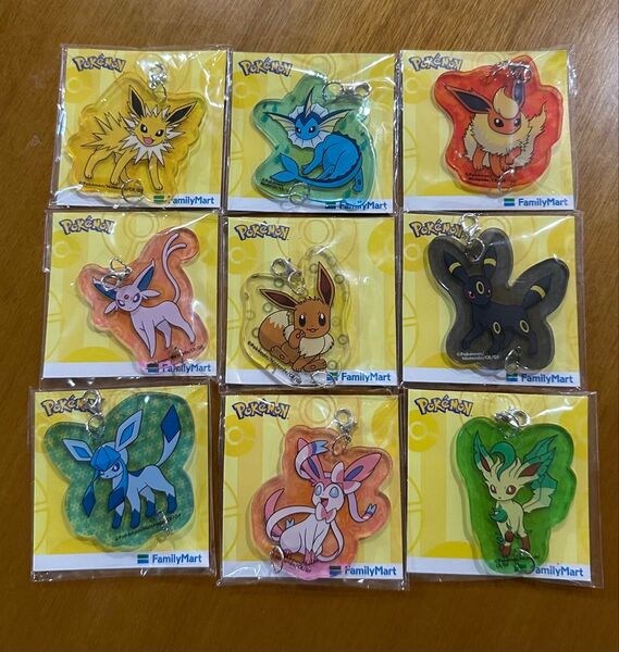 ポケモン ファミマ イーブイ アクリルキーホルダー ブラッキー ブイズ