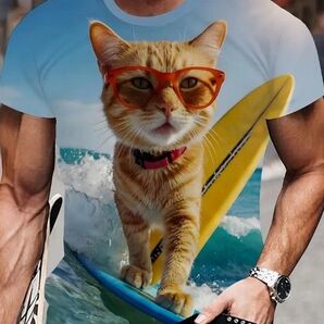 送料無料!Tシャツ【サーフィン楽しむ茶キジ猫】欧米L(日本LLサイズ相当)シャツメンズレディース・おしゃれ・おもしろ