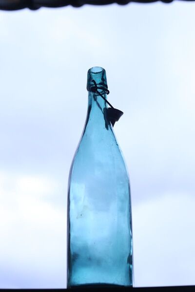 青色ガラス空き瓶 陶器キャップ付き 牛乳瓶【昭和レトロ】【アンティークガラス瓶】ボトルディギング