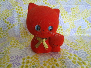 # retro! Novelty -[ Tokai Bank ceramics made savings box ~ red color. parent . cat scratch * dirt equipped ]~ height 11cm