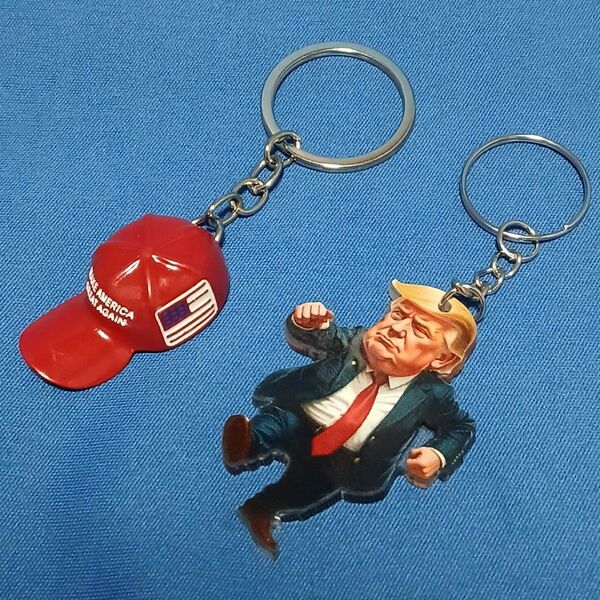 トランプ大統領 記念 キーホルダー2個セット アクリルキーホルダー 赤いキャプ