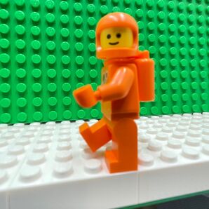 新品LEGOミニフィグ クラシック宇宙飛行士オレンジ タンク付き レゴ社正規品