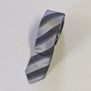コムサメン 美品 グレーとシルバーのストライプ ネクタイ