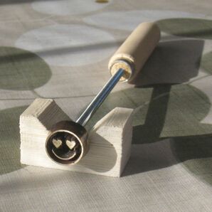 顔文字5 直火式焼き印です