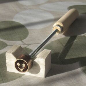 顔文字7の焼印 直火式焼き印です