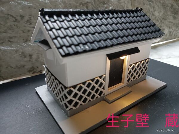 【HOゲージ】着色完成品・白壁の蔵(B) ストラクチャー (蔵 入口灯付き )