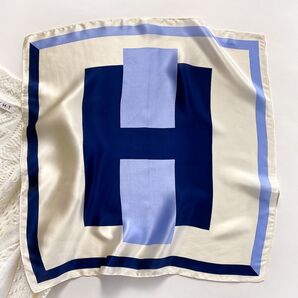 Hロゴスカーフ ネイビー 水色オフホワイト 上品 エレガント シルク100%スカーフ 幾何学模様絹製バンダナ 約53cm オシャレ
