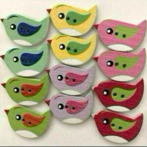 新品未使用 カラフル 小鳥 12個 ウッドボタン 木のボタン