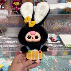 ウサギ ふわふわ ブラック 黄色リボン オーバーオール