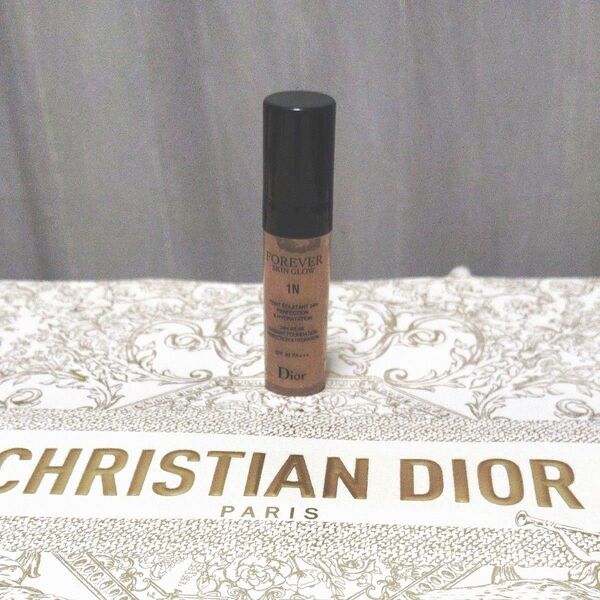 Dior スキンフォーエバー フルイド グロウ 1N ニュートラル(リキッドファンデーション)