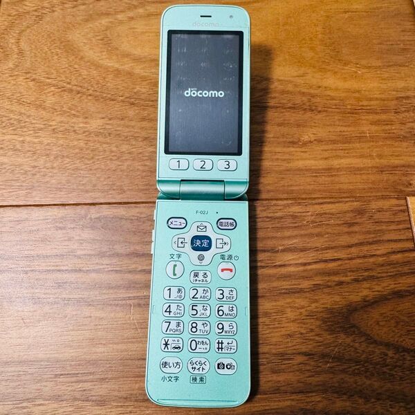 NTTドコモ らくらくホン F-02J ガラケー 携帯電話 通電動作確認済 初期化済