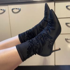 ZARA BASICサテン ブーティ