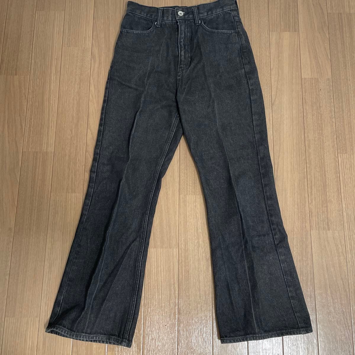 黒　フレアパンツ　センタープレス　デニム生地　SENSE OF PLACE by URBAN RESEARCH 