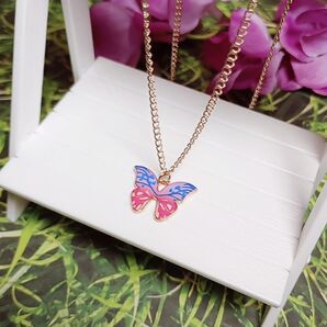 蝶のネックレス ピンクとブルー レディース バタフライ アクセサリー 幸運