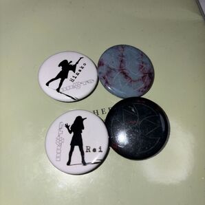 黒宮れいさんが所属するバンド BRATSの缶バッジ