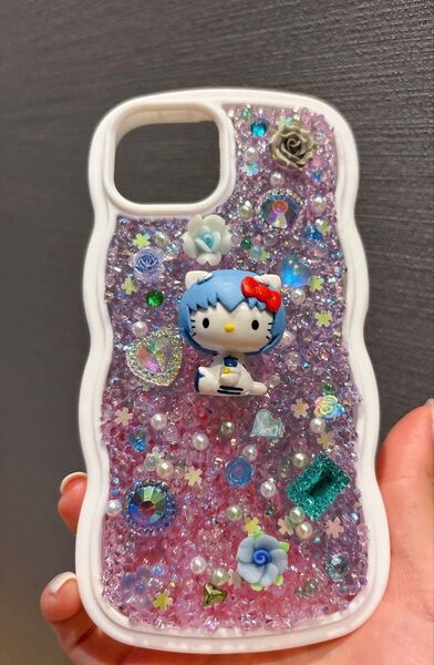デコ電 iPhone15 ハローキティ×エヴァンゲリオン キラキラ 埋めつくし