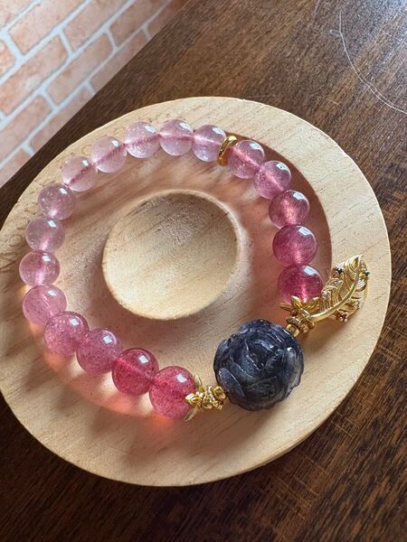 ストロベリークォーツのグラデーション粒に薔薇彫りアイオライトサンストーンのデザインブレスレット