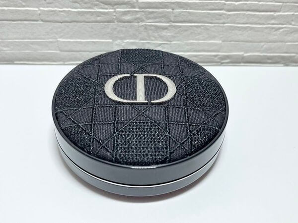 《残量僅か》Dior Forever クッションファンデーション 2N エンブロイダード