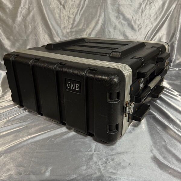 現状品 CNB 4U ラックケース ハードケース 取り付けネジ付属 樹脂 補修跡あり