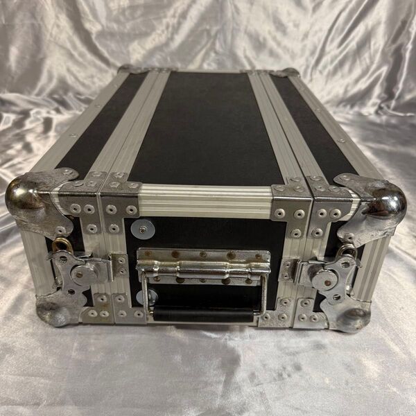 現状品 3U ラックケース ハーフサイズ 取り付けネジ付属 ハードケース