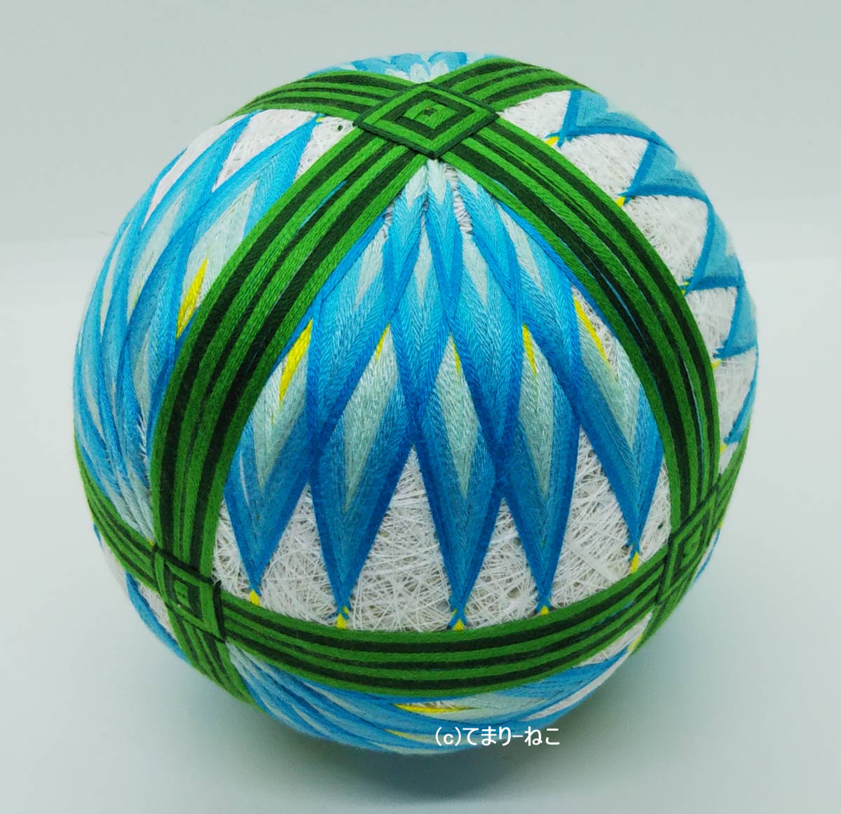 Temari Crisantemo en forma de abanico Fondo blanco con flores azules, Temari Temari Temari de 12 cm, Artículos hechos a mano, interior, bienes varios, ornamento, objeto