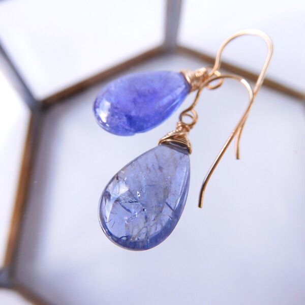 No.36 タンザナイトの一粒ピアス ペアシェイプ 14kgf ハンドメイド 天然石