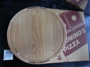 *DOMINO'S PIZZAdo rumen pizza * wooden cutting board round shape cutting board circle . cutting board diameter approximately 40 centimeter, box attaching / unused * long time period private person storage goods 