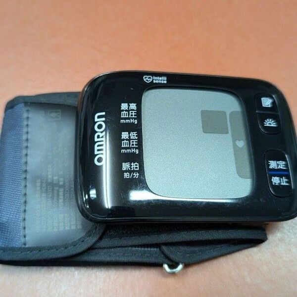 OMRON 手首式血圧計 オムロンコネクトHEM-6232T