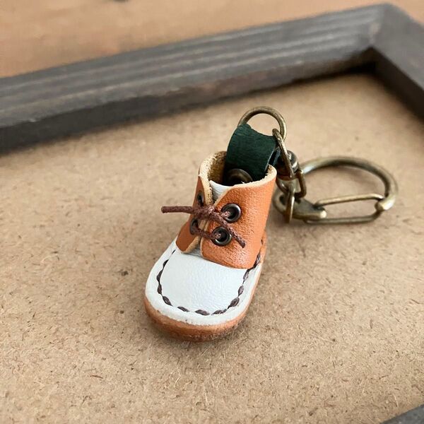 【72】キャメル白 バイカラー 本革 靴 キーホルダー ハンドメイド レザークラフト 革小物 革雑貨 革細工