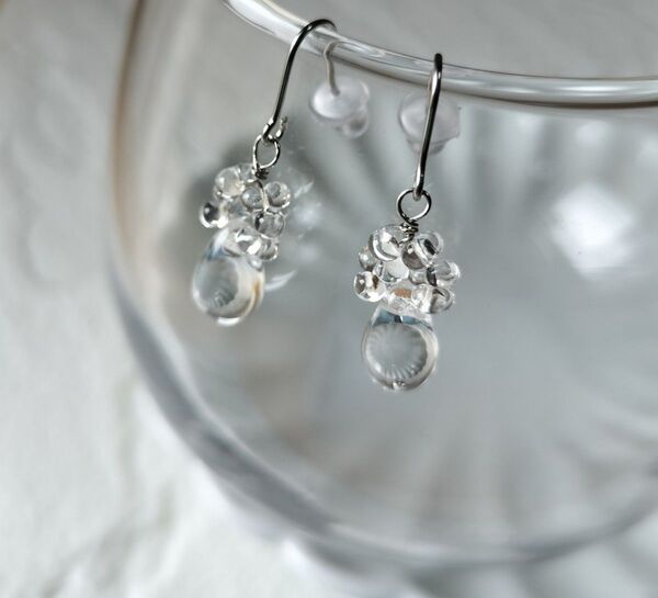 No.491☆透明ガラスドロップ花ピアス サージカルステンレス ハンドメイド アレルギー対応