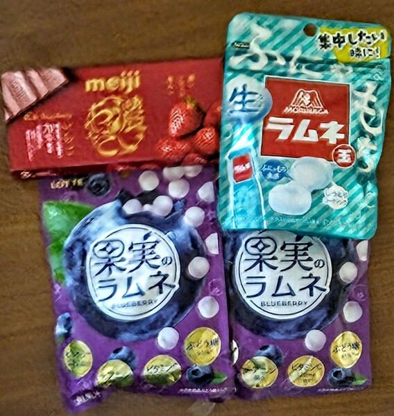 お菓子詰め合わせ お濃いチョコレート苺 生ラムネ玉 果実のラムネブルーベリー