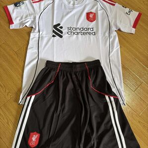 2025/2026 リバプール遠征用の半袖ユニフォームサッカー・フットサル - ウェア・新品、未使用大人上下セット