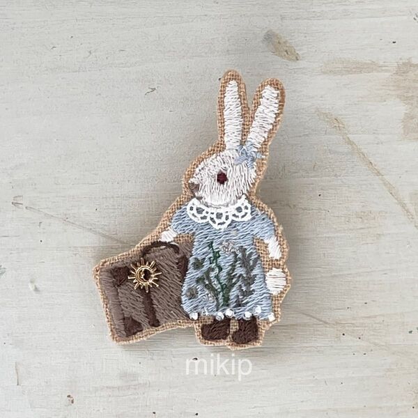 おでかけ日和〜うさぎ〜ビーズ刺繍ブローチ