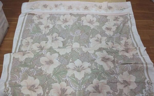 ◆寝具用品① 【百合の花柄/タオルケット】《日本製》 ●素材/綿100%, ●大きさ/148cm×190cm。