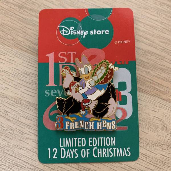 ディズニーストア クリスマスの12日間 デイジーとめんどり ピンバッジ★未使用