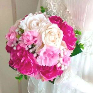 鮮やかな素敵なバラのラウンドブーケ ブートニア付き