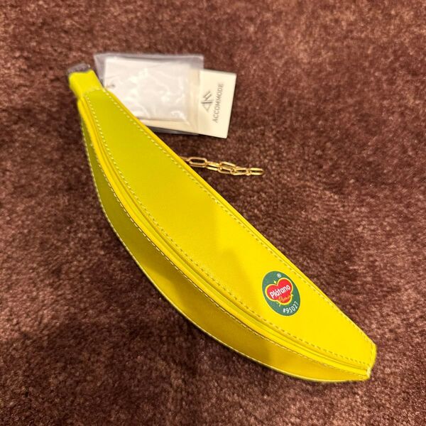 新品同 未使用 完売 アコモデ platano バナナ形 ポーチ 小物入れ コスメポーチ ペンケース チェーンチャーム レザー風