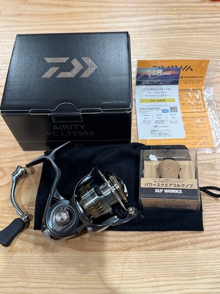 23 エアリティ PC LT 2500 美品 SLP ノブ付き DAIWA ダイワ