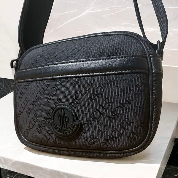 美品 モンクレール MONCLER ショルダーバッグ ウエストポーチ ボディバッグ ブラック黒 メンズ レディース 総柄 ロゴ