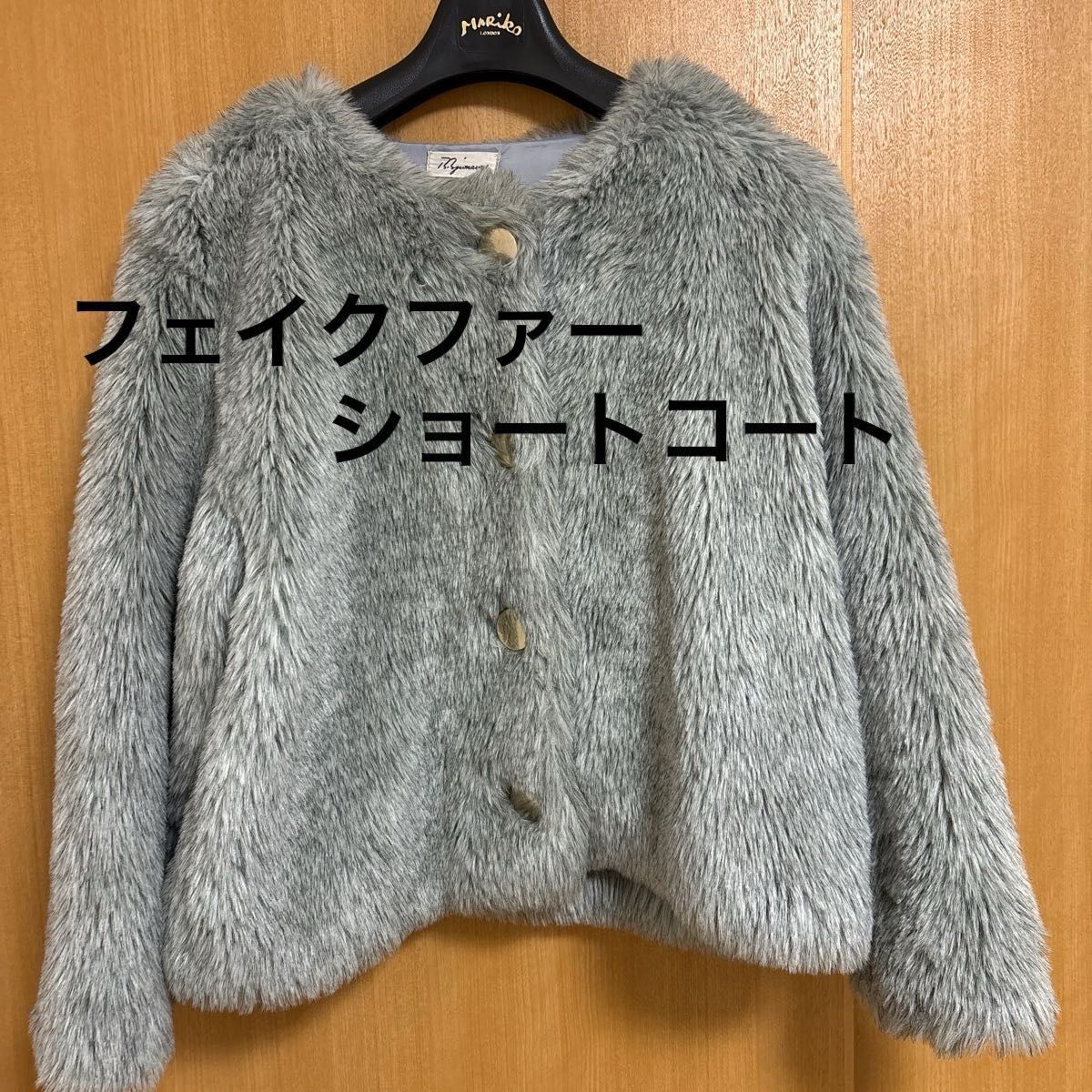 グレーのフェイクファーフード付きクロップド丈パファーコート グレーのフェイクファーフード付きクロップド丈パファーコート