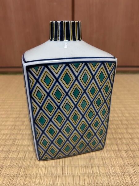 花瓶 青磁 菱形模様一輪挿し