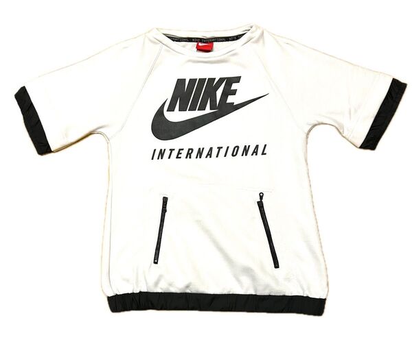 美品 ナイキ NIKE トレーナー 白井麻衣さん着用モデル 人気の完売品