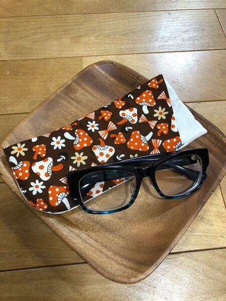 ハンドメイド メガネケース【茶色キノコ柄】