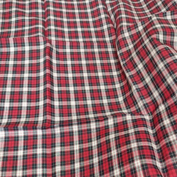 少し張りのあるシーチングくらいの厚みのハギレ 生地幅115×およそ105センチ