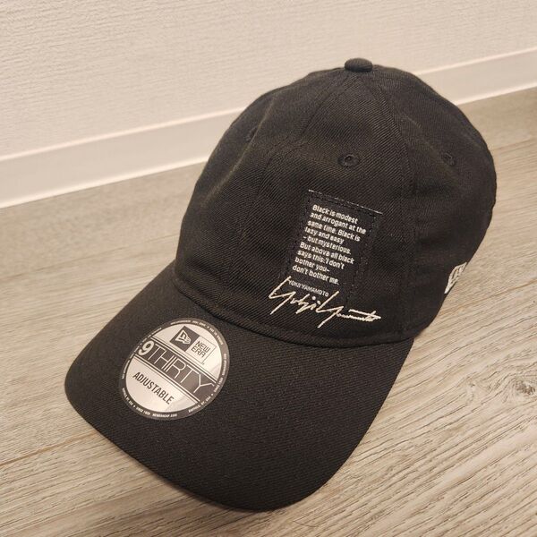 9THIRTY Yoji Yamamoto FW22 シグネチャーロゴ 織ネーム ブラック NEW ERA(ニューエラ) キャップ