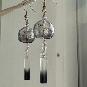 打ち上げ花火 黒 レジン 風鈴モチーフ ピアス イヤリング