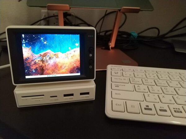 液晶モニター付き多機能USBハブ/SDカードリーダー搭載