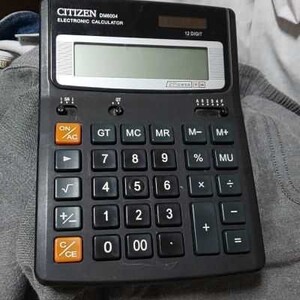CITIZEN 卓上電卓機(DM6004) 12桁(ソーラー電池付き)【ジャンク品】