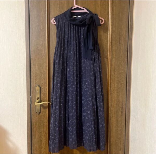 23区 美品 ノースリーブプリーツワンピース ドット柄 ネイビー 38